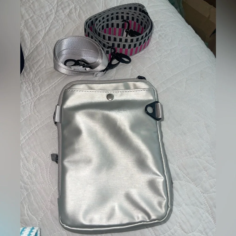 IHKWIP XL EVERYDAY ESSENTIALS CROSSBODY WITH TWO STRAPS METALLIC SILVER - Picture 2 of 12